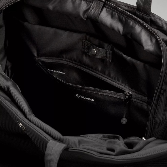 Lululemon City Essentials Bag - Picture 6 of 9